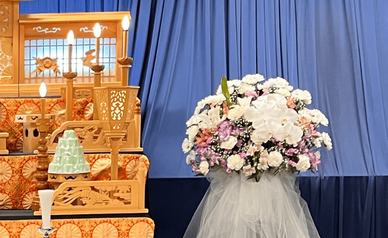 祭壇横の供花