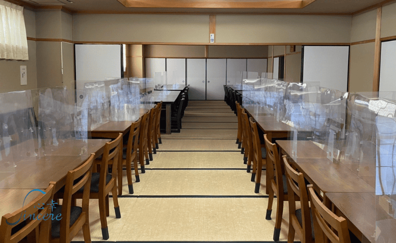 待合室の様子、室内の広さがわかる写真