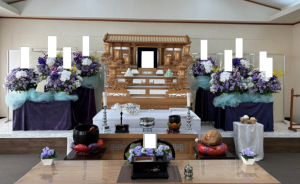 令和会館 常設の白木祭壇を利用した葬儀の写真